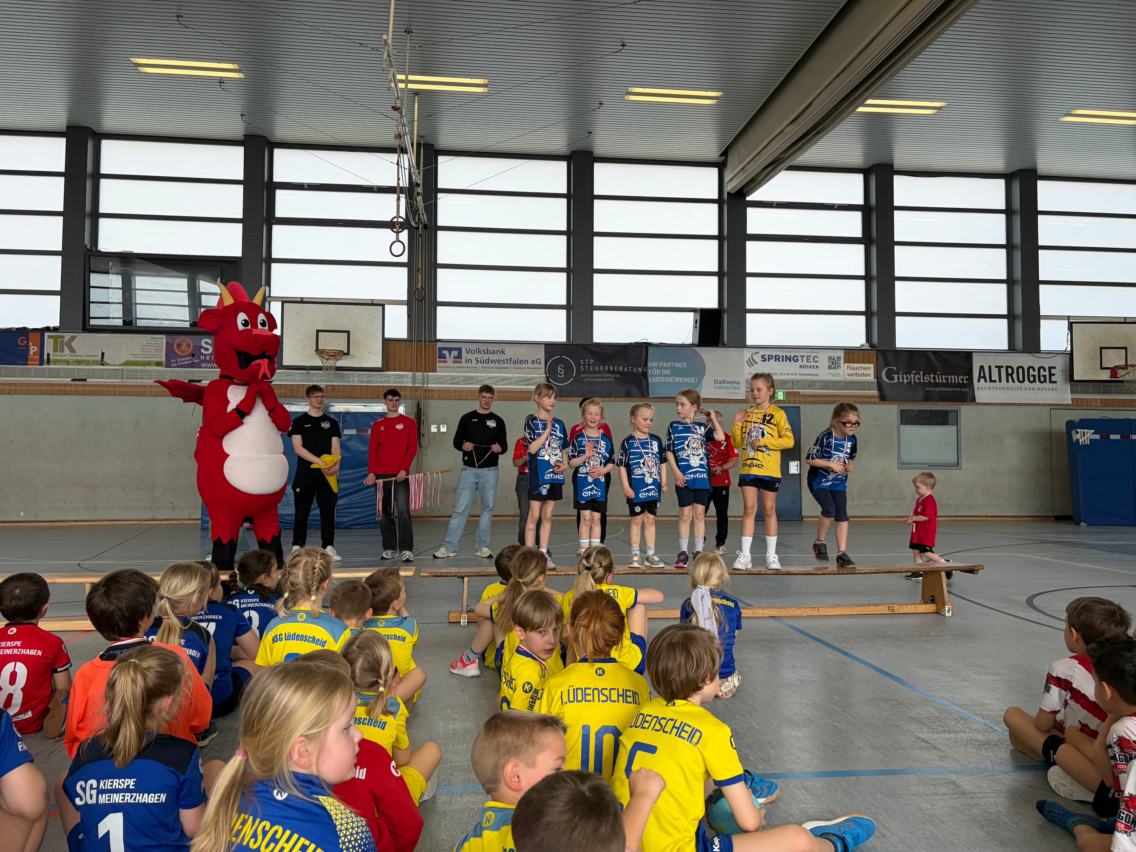 Unsere F-Jugend begeistert beim Spielfest – Starker Auftritt und besonderes Highlight mit Mädchenpower! 💪 - Bild 6